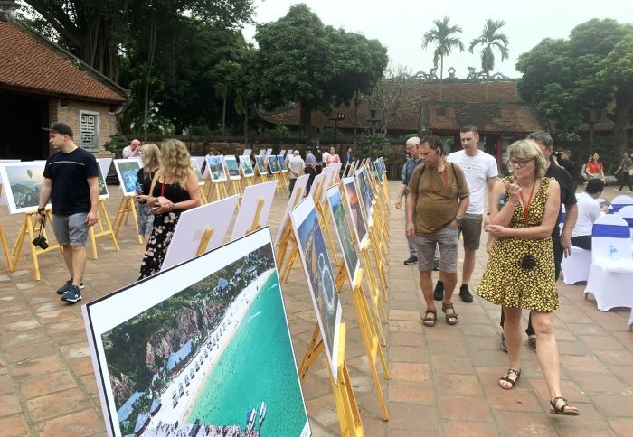 Du khách tham quan trưng bày ảnh du lịch Quy Nhơn - Bình Định tại Hà Nội